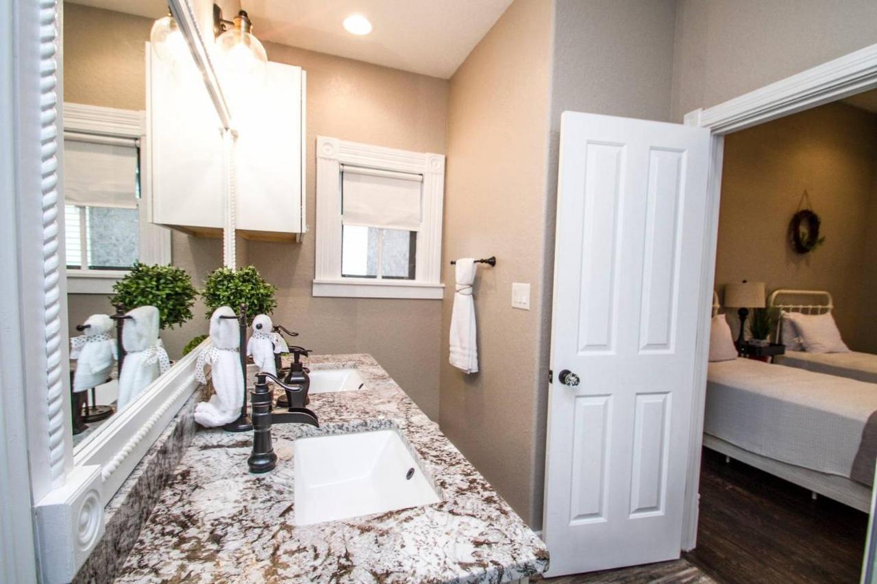 Wyoming St Restored Historic 2Br/1Ba Downtown サンアントニオ エクステリア 写真